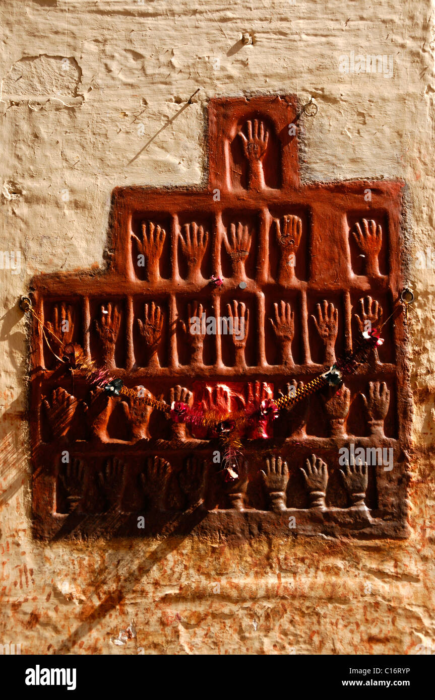 Eingemauerten Sandsteine mit Hand Abdrücke von Frauen, die sich in einem Ritual verbrannt werden lassen Mehrangart Fort Jodhpur, Rajasthan Stockfoto