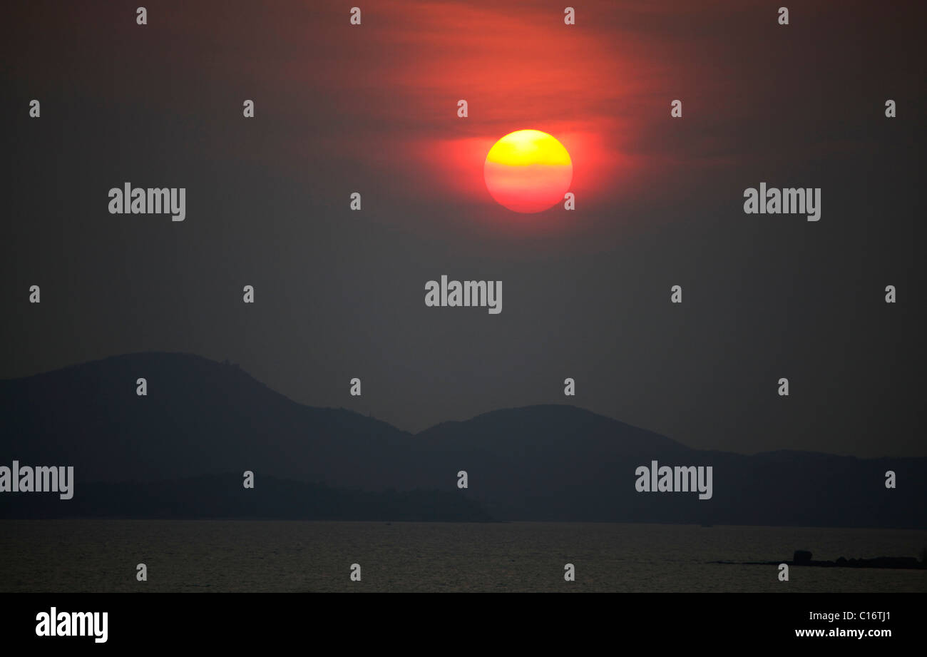 Sonnenuntergang über der Bucht von Pattaya in Thailand Stockfoto