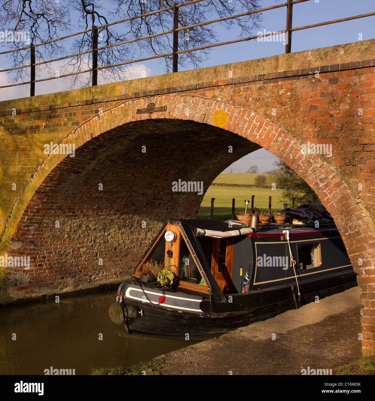 Barge/Schmalschiff und alte Backsteinbrücke auf der Leicester Line des Grand Union Canal in der Nähe des Foxton Locks Market Harborough, Leicestershire. Stockfoto