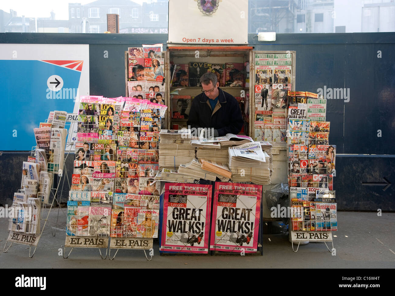 Zeitungskiosk außerhalb Farringdon station Stockfoto