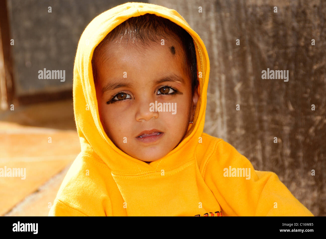 Kleine indische Junge besucht Fort Jaisalmer, Rajasthan, Nordindien, Asien Stockfoto