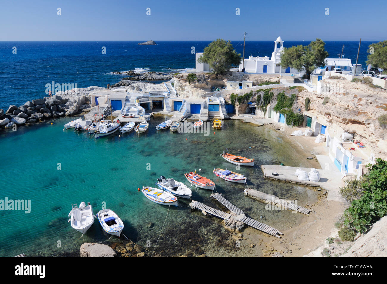 Kleines Fischerdorf mit Booten und ein Hafen auf der Insel Milos, Kykladen, Griechenland, Europa Stockfoto