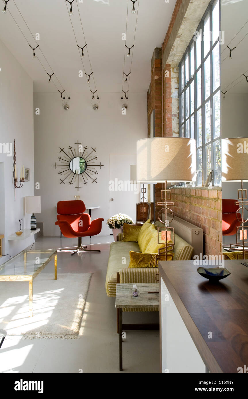 Offener Wohnraum mit Crittal Fenstern und Pierre Paulin Tulip Chair im Lager Konvertierung Stockfoto