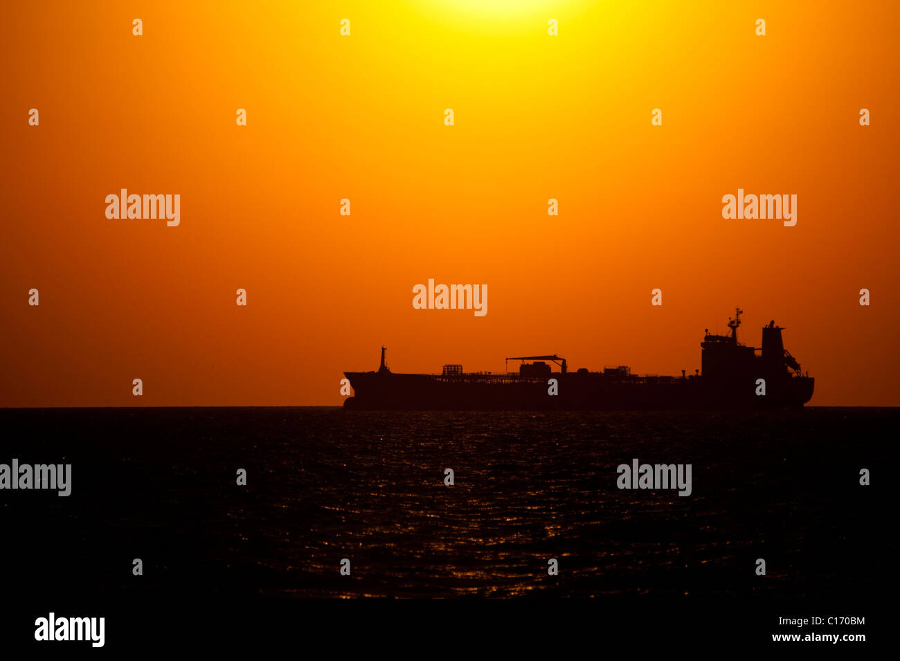 Solarstrom oder Öl? Öl-Tanker bei Sonnenuntergang, in der Nähe von Galveston, Texas in den Golf von Mexiko Stockfoto