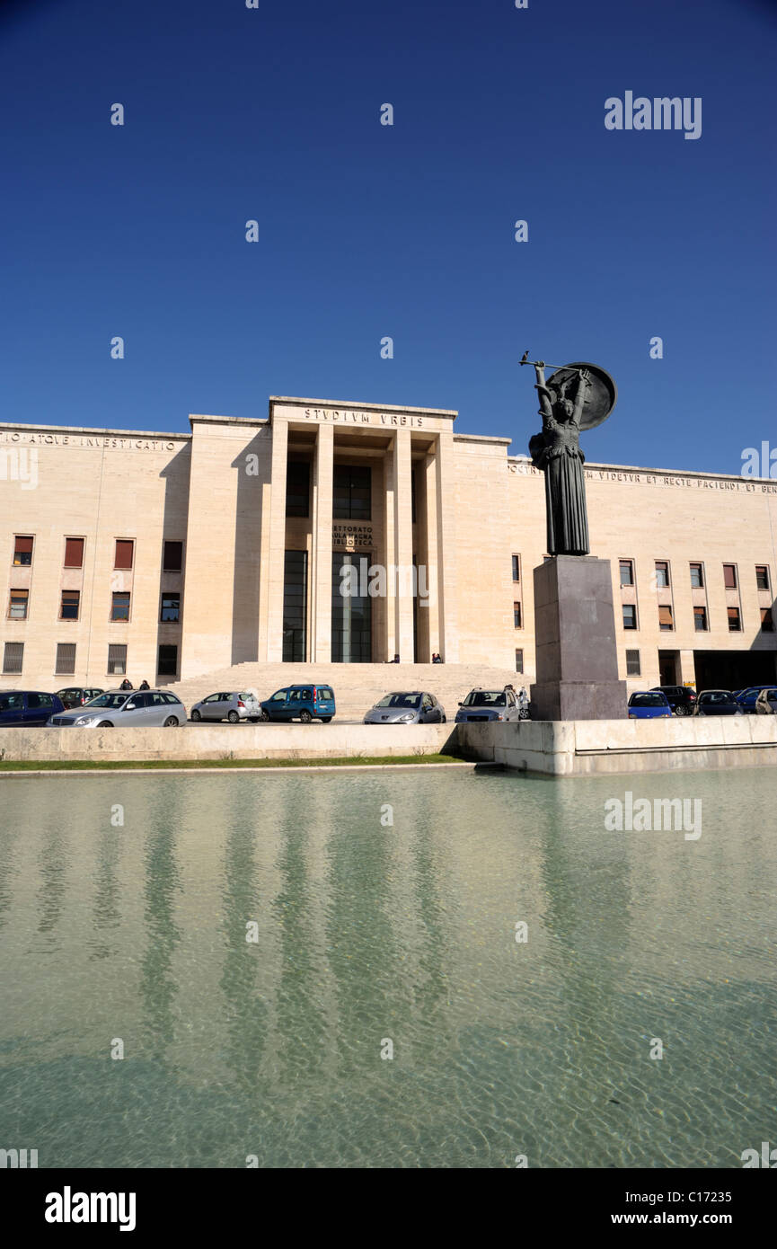 Italien, Rom, La Sapienza, Minerva Statue und Palazzo del rettorato Stockfoto