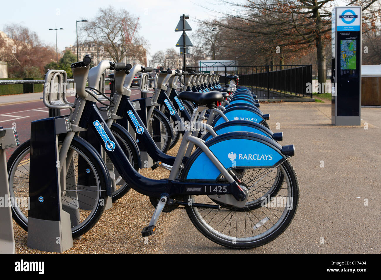 Fahrräder stehen zum Mieten an der Barclays Cycle Hire-Station am Cumberland Tor in London, England. Stockfoto