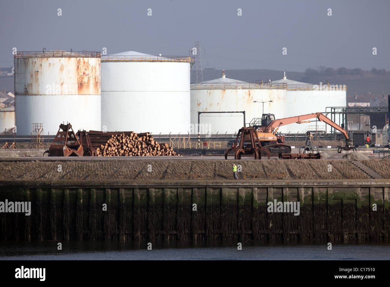 Öl-Lagerung-Tanks, Workington Docks, Cumbria Stockfoto