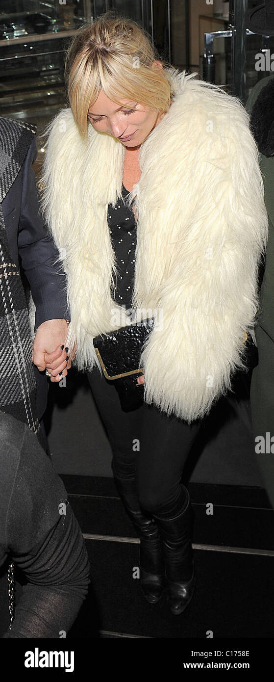 Kate Moss verlassen The Ivy Club mit Freunden um 02:00, gleicht tragen was einem riesigen weißen Pelzmantel London, England - 26.02.09 Stockfoto