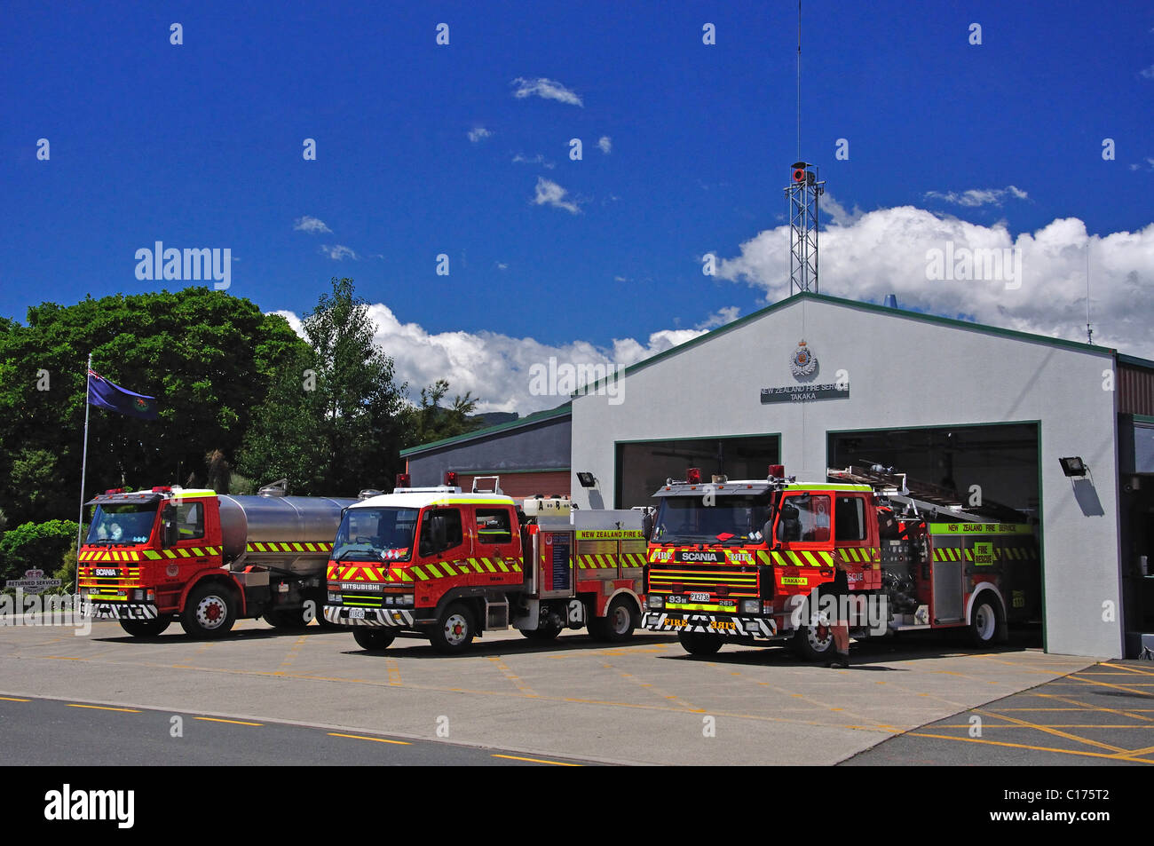 Feuer Motoren außerhalb Feuerwache, Motupipi Street, Takaka, Nelson Region, Südinsel, Neuseeland Stockfoto