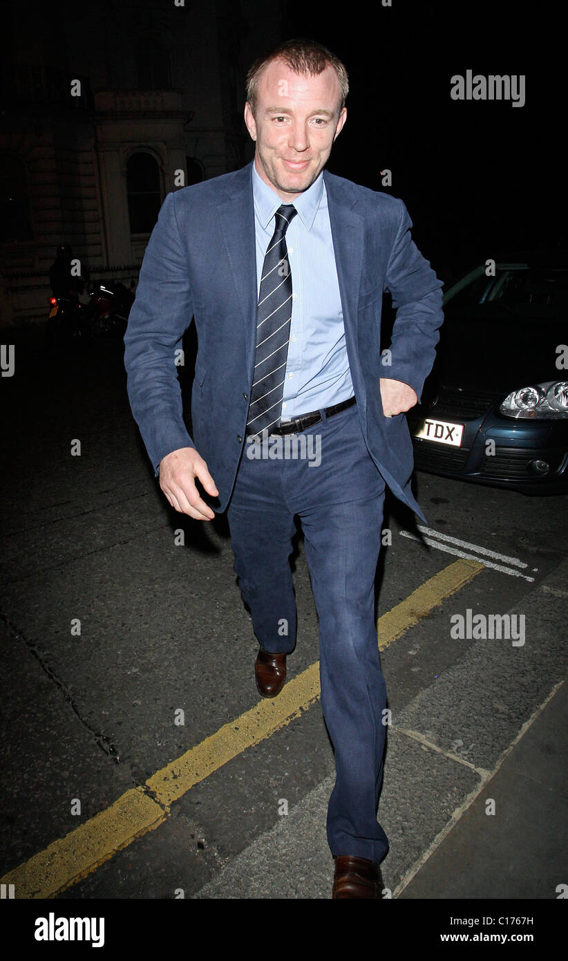 Guy Ritchie in einem blauen Anzug und braune Schuhe kommt in einem  Restaurant in West London London, England - 16.03.09 Stockfotografie - Alamy