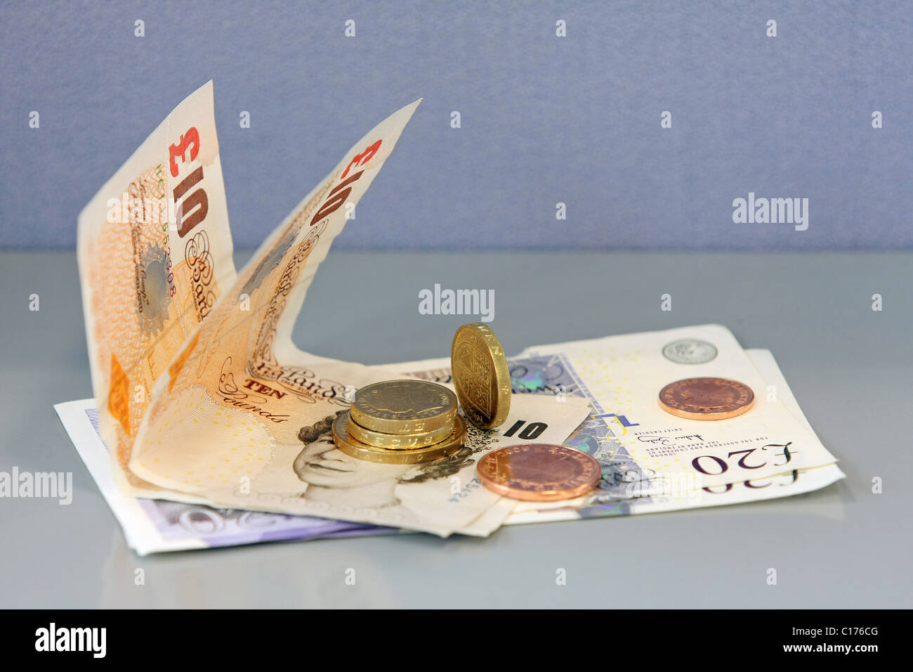 Sterling £2, £1, 2p und 1-p-Münzen auf £20 und £10 Noten Stockfoto