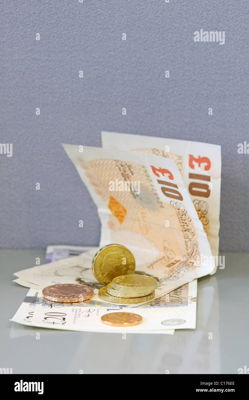 Sterling £2, £1, 2p und 1-p-Münzen auf £20 und £10 Noten Stockfoto