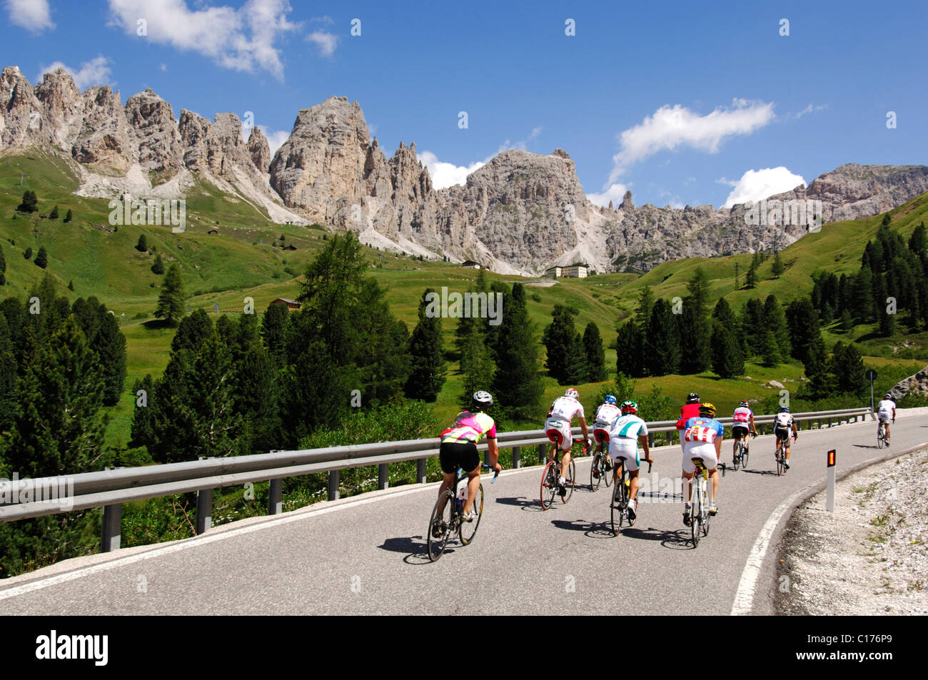 Rennradfahrer am Passo Gardena Mountain pass, Sella Ronda Bikeday, Val Gardena, Südtirol, Dolomiten, Italien, Europa Stockfoto