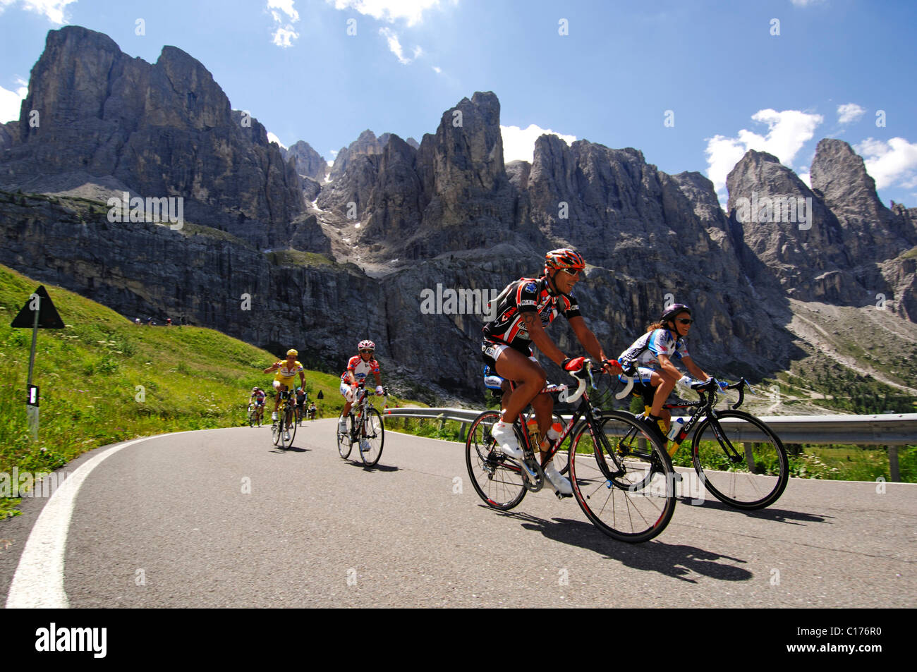 Rennradfahrer am Passo Gardena Mountain pass, Sella Ronda Bikeday, Val Gardena, Südtirol, Dolomiten, Italien, Europa Stockfoto