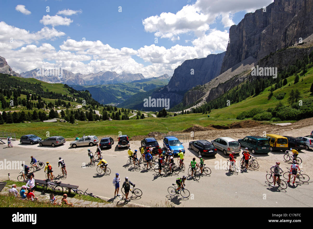 Rennradfahrer am Passo Gardena Mountain pass, Sella Ronda Bikeday, Val Gardena, Südtirol, Dolomiten, Italien, Europa Stockfoto