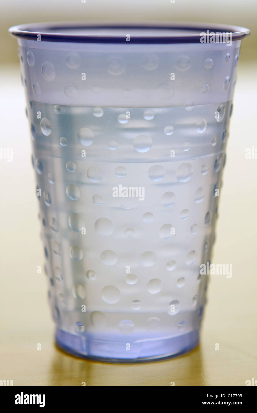 Plastikbecher mit Wasser gefüllt Stockfoto