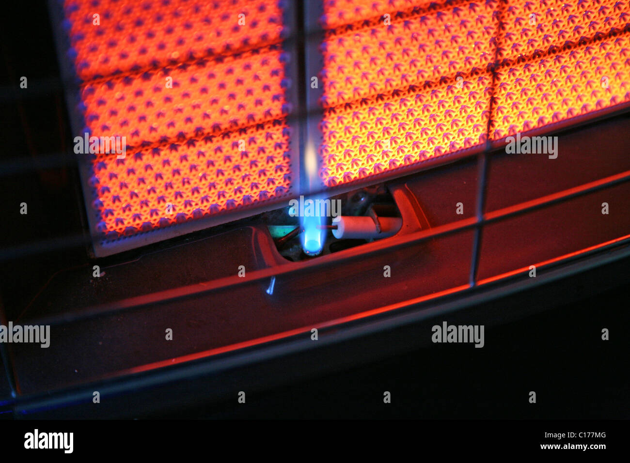 Leuchtet die Kontrollampe auf ein Butan-Gas-Heizung mit roten Schamottesteine Stockfoto