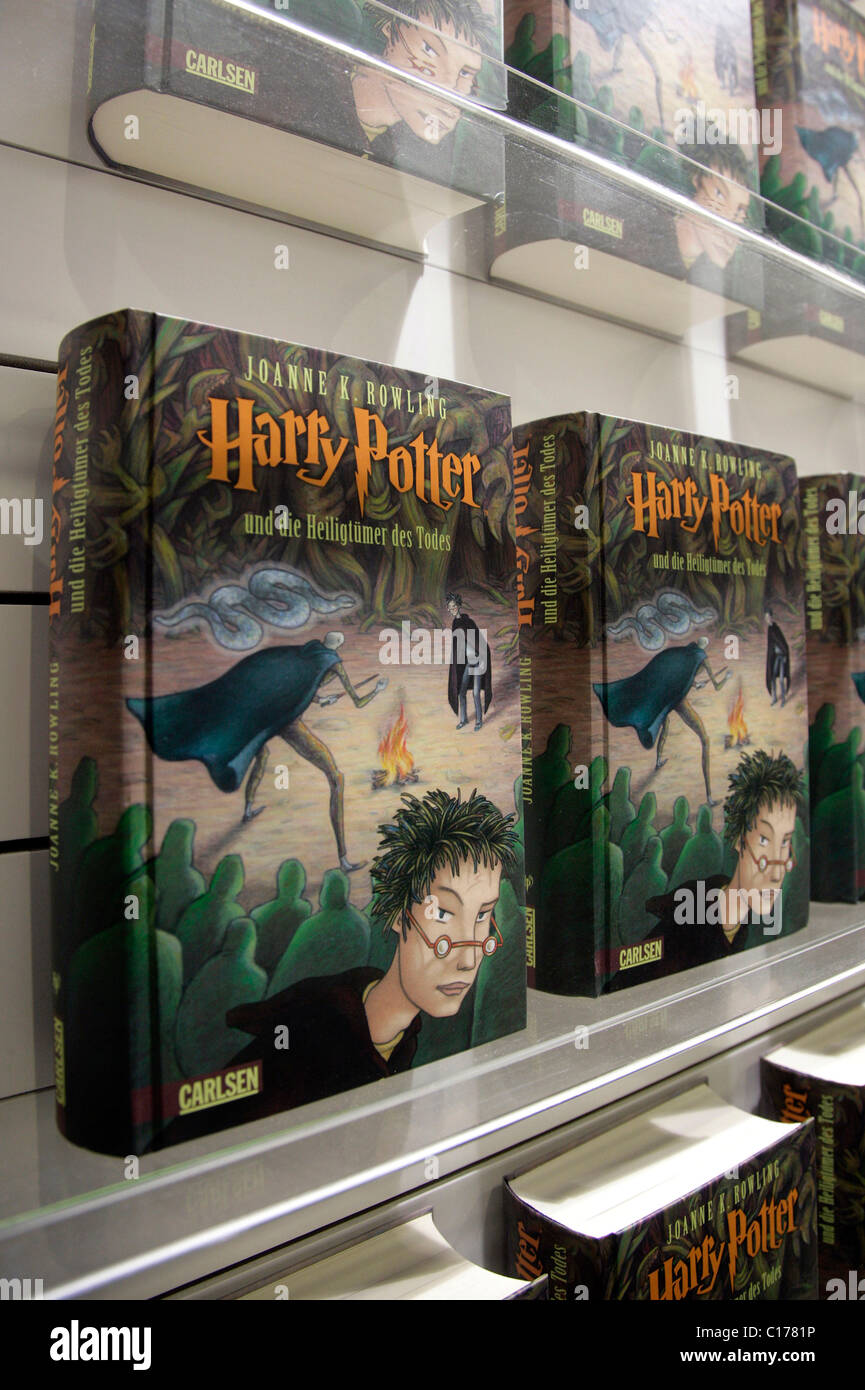 Dummies von der deutschen Ausgabe von Harry Potter Bd. 7 "Harry Potter und die Heiligtümer des Todes" im Verlag Carlsen Ausstellung Stockfoto