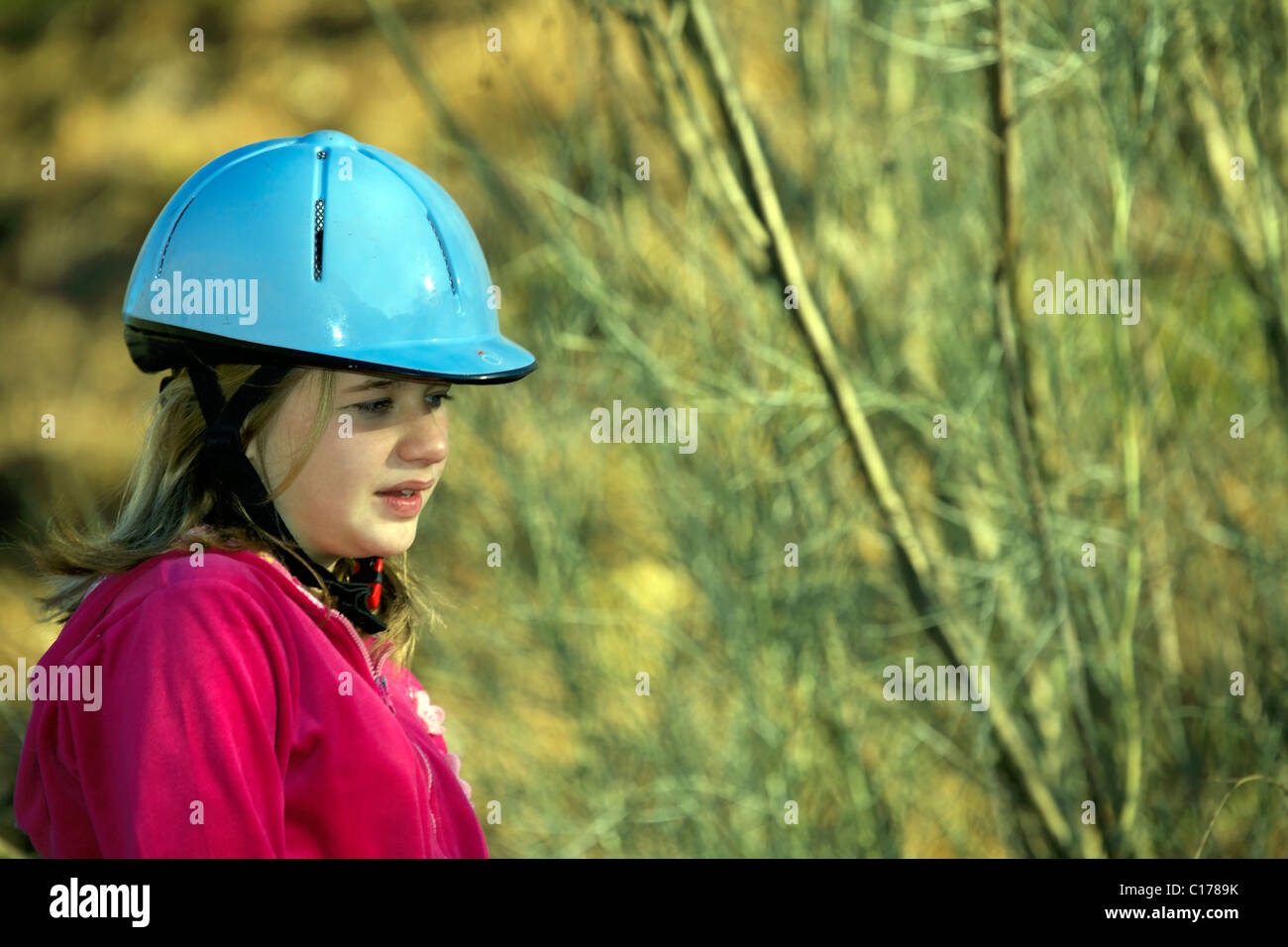 Junge Teenager Engländerin tragen Reithelm, Teenager, 13, 14, 15, Jahr, Jahre, Person, Frau, Porträt, Kind, Kind, Stockfoto