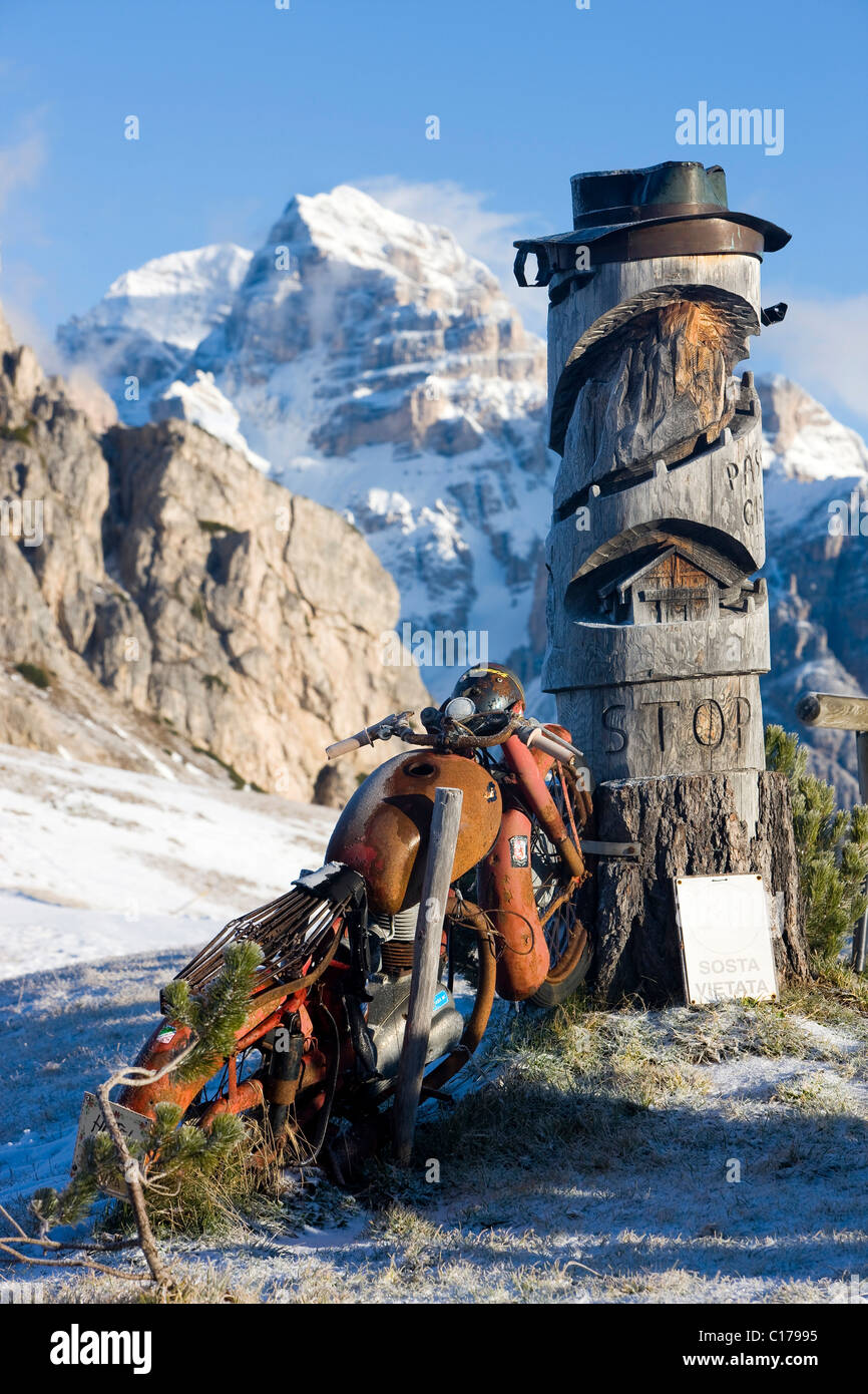 Alten verworfen rostigen Motorrad am Passo di Giau, hinter Tofana di Mezzo, Belluno, Italien, Europa Stockfoto