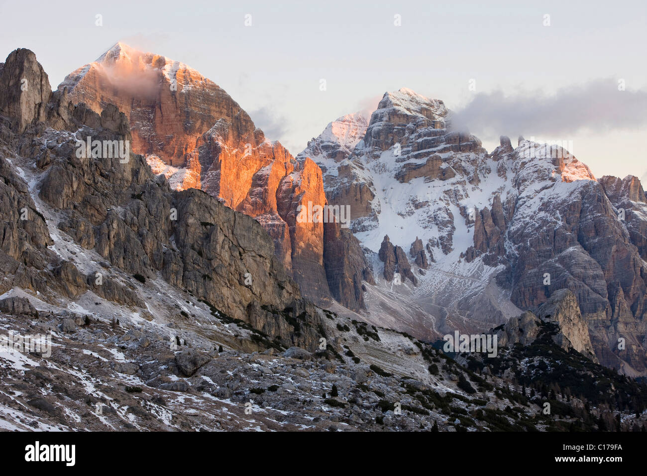 Tofana di Rozes und Tofana di Mezzo bei Sonnenaufgang, Ampezzaner Dolomiten, Belluno, Italien, Europa Stockfoto