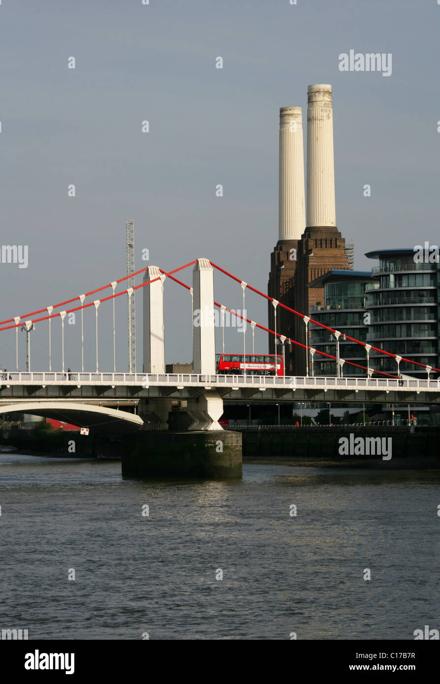 Chelsea Brücke und Battersea Power Station von Chelsea Embankment, Themse, London, UK. Stockfoto