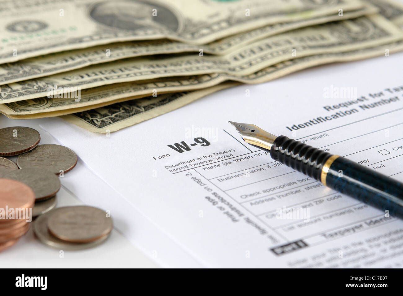 W-9 Einkommensteuererklärung mit Stift und US-Dollar Stockfoto
