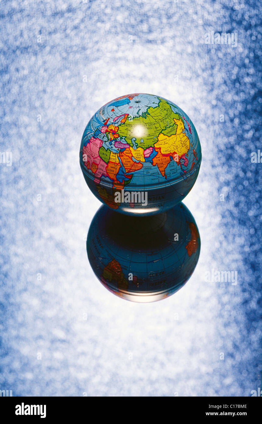 AAD-61227: Konzept; Atlas Globus Schatten auf blauem Hintergrund Stockfoto