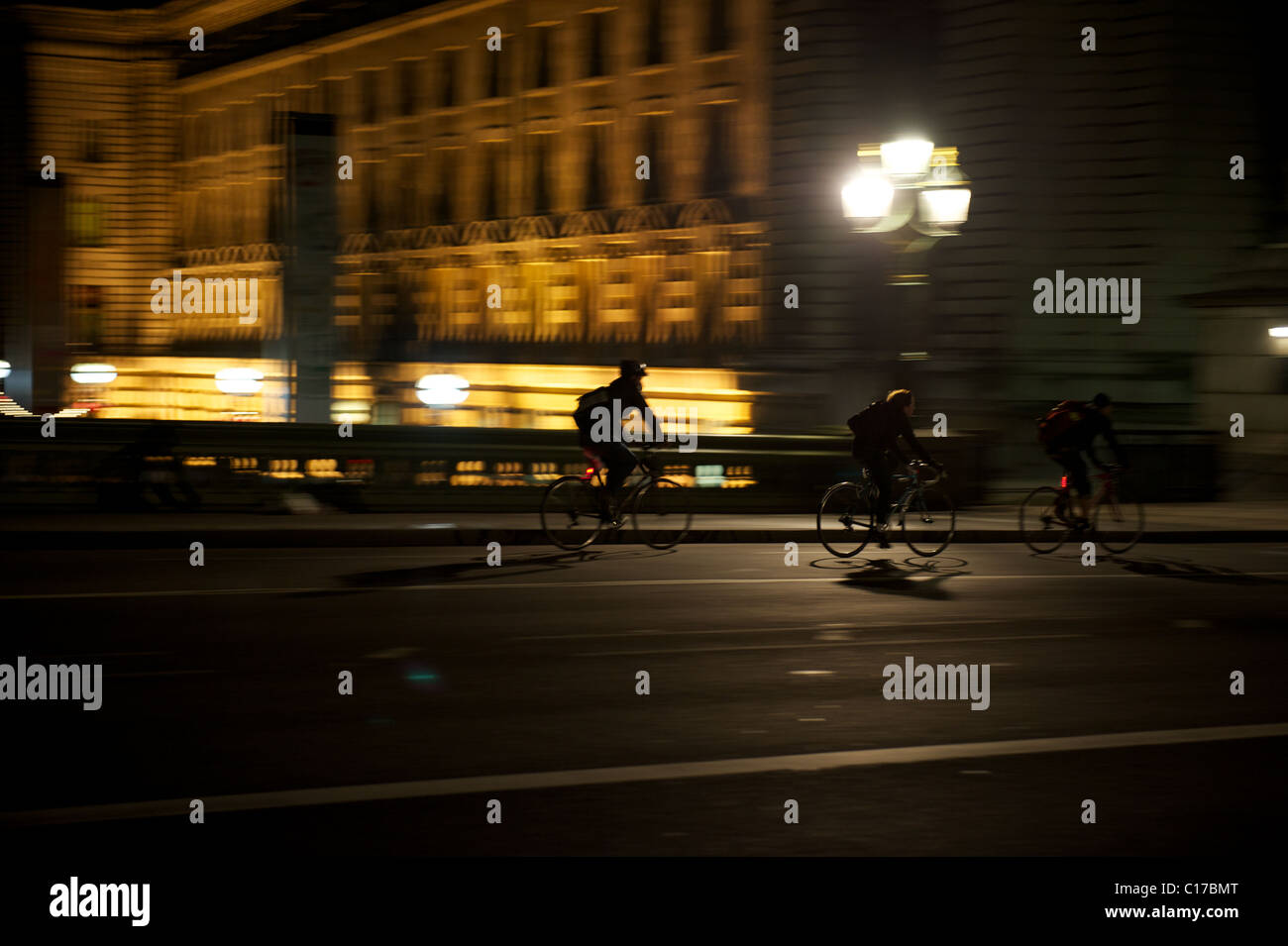 Nachtfahrt im Brücke in London Stockfoto