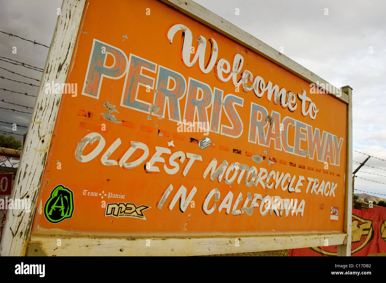 Retro-verblasste schäbig Wegweiser für Perris Raceway ältesten Motorrad-Rennstrecke in Kalifornien, usa Stockfoto