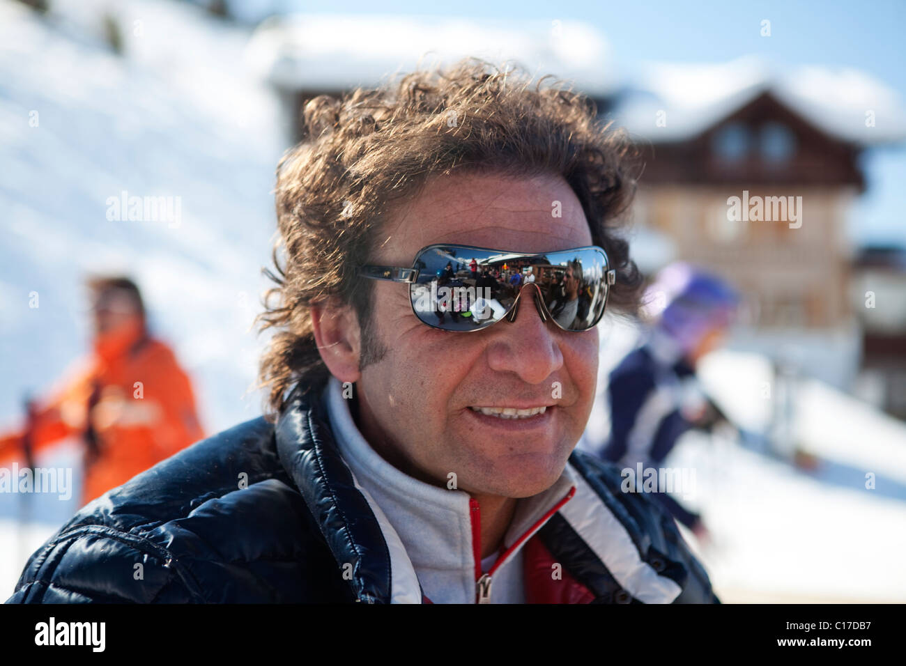 Skifahrer männlich 40-45 Jahre alt Lächeln auf den Lippen und das Tragen von Sonnenbrillen Stockfoto