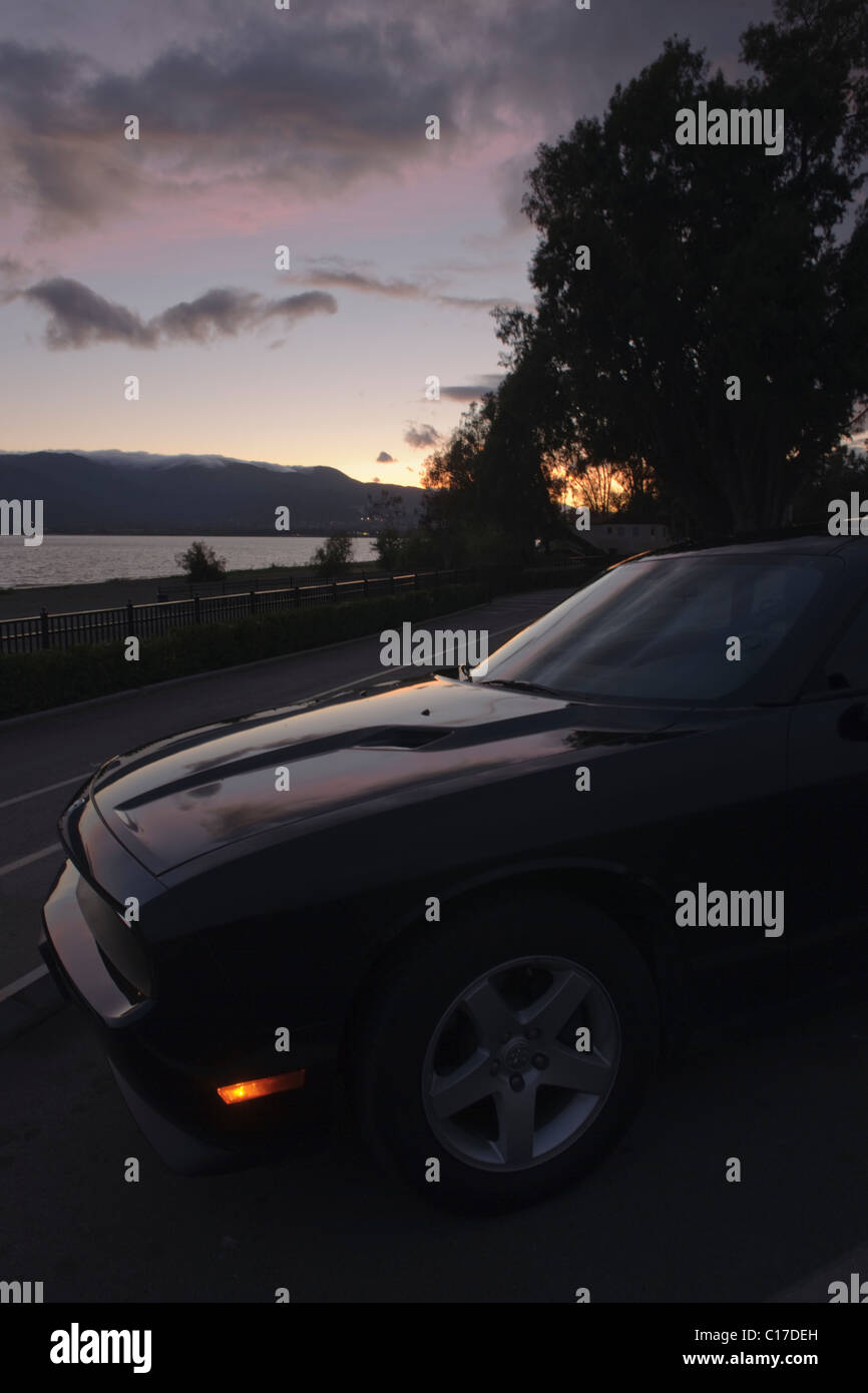 Schwarz 2010 Dodge Challenger Retro-Muscle-Car in der Dämmerung in Lake Elsinore Kalifornien Stockfoto