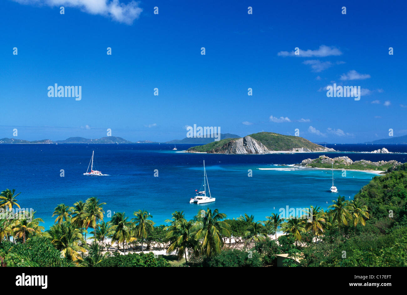Yachten in der Bucht an Peter Island, Britische Jungferninseln, Karibik Stockfoto