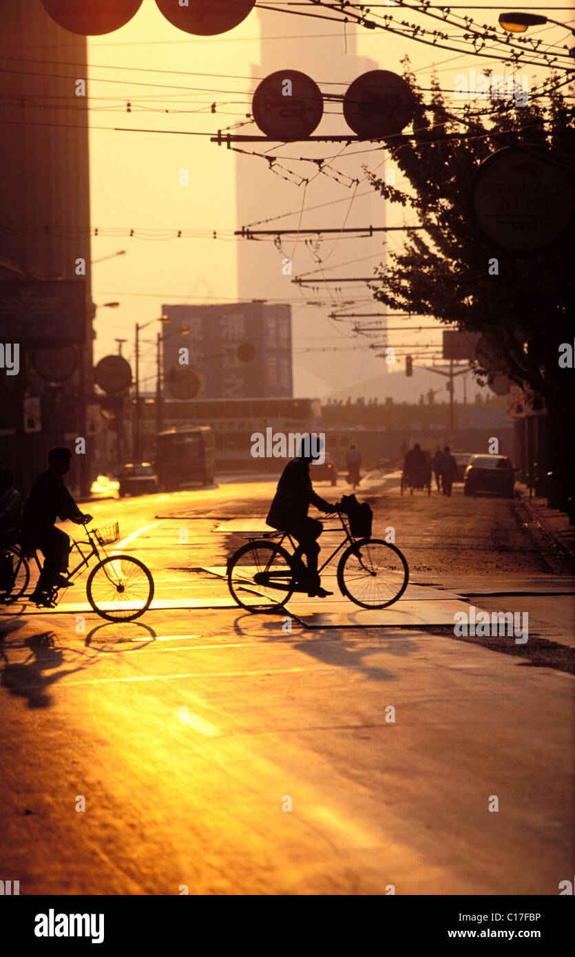 China, Shanghai, bei Tagesanbruch, die Stadt gehört zu den Radfahrern Stockfoto