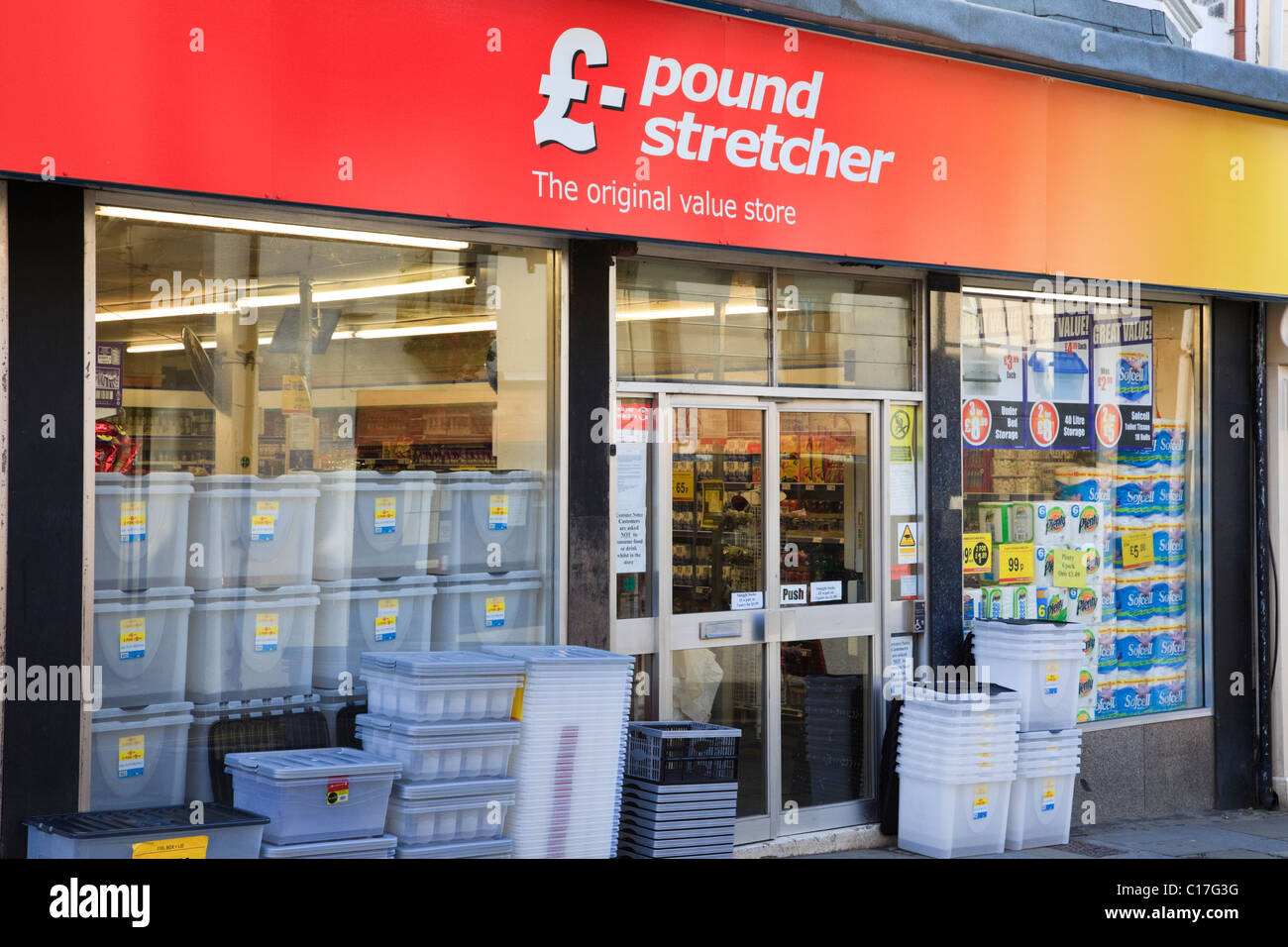 £ Pound Stretcher Shop außen mit Kunststoff-Lagerbehälter zum Verkauf außerhalb der Frontscheibe. Bangor, Gwynedd, Nordwales, Großbritannien. Stockfoto