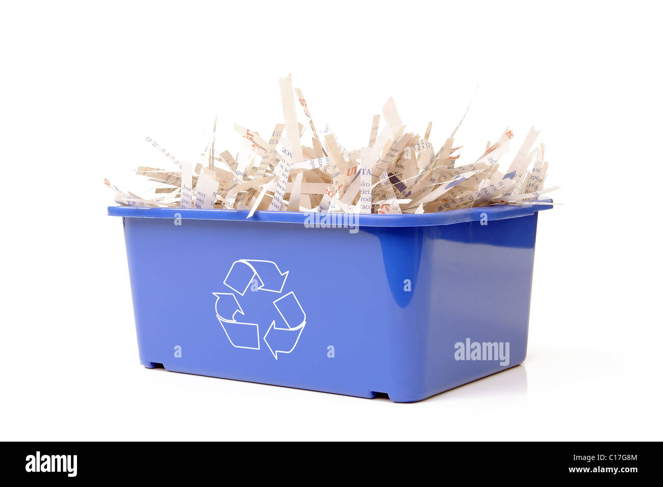 Stecklinge im blauen Kunststoff Abfalleimer mit weißem Recycling-Symbol - Papier, auf weißem Hintergrund Stockfoto