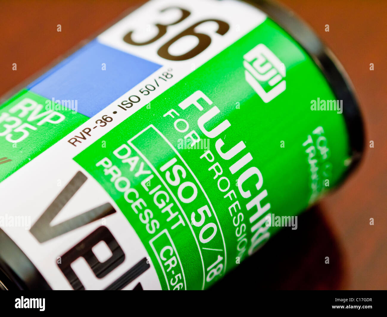 Kassette von 35-mm-Farbfilm Transparenz Fujichrome Velvia. Stockfoto