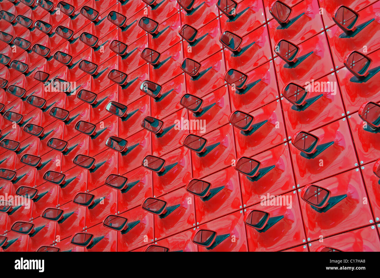 Rote Spiegel an der Wand im Eingangsbereich der Sitz Pavillon, Autostadt, Auto Museum, Wolfsburg, Niedersachsen Stockfoto