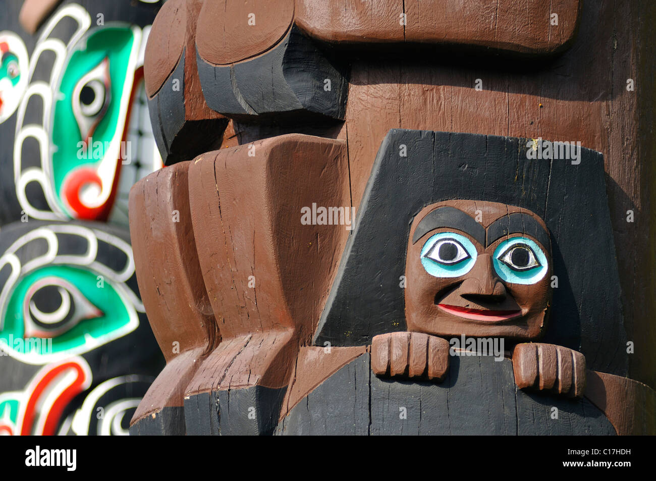 Indische Totem Schnitzen auf einem Totempfahl im Stanley Park, Vancouver, Britisch-Kolumbien, Kanada, Nordamerika Stockfoto