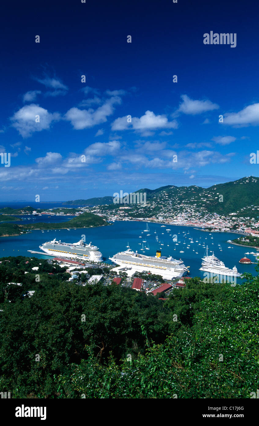 Kreuzfahrtschiffe an Charlotte Amalie, St. Thomas Island, Vereinigte Staaten Jungferninseln, Karibik Stockfoto