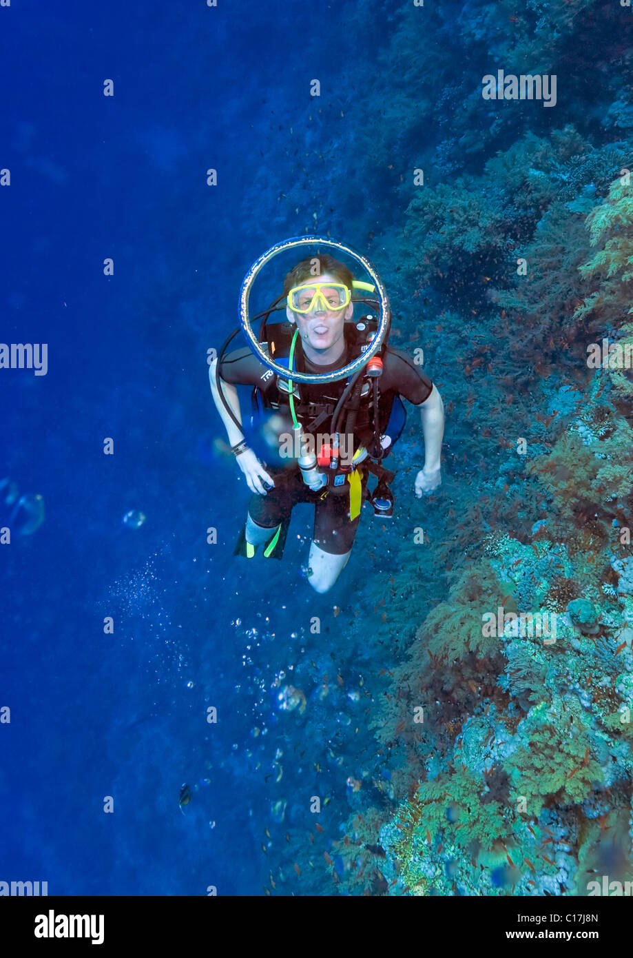 Taucher bläst einen perfekten Blase Kreis während Dekompression nach Big Brother Island im Roten Meer tauchen. Stockfoto