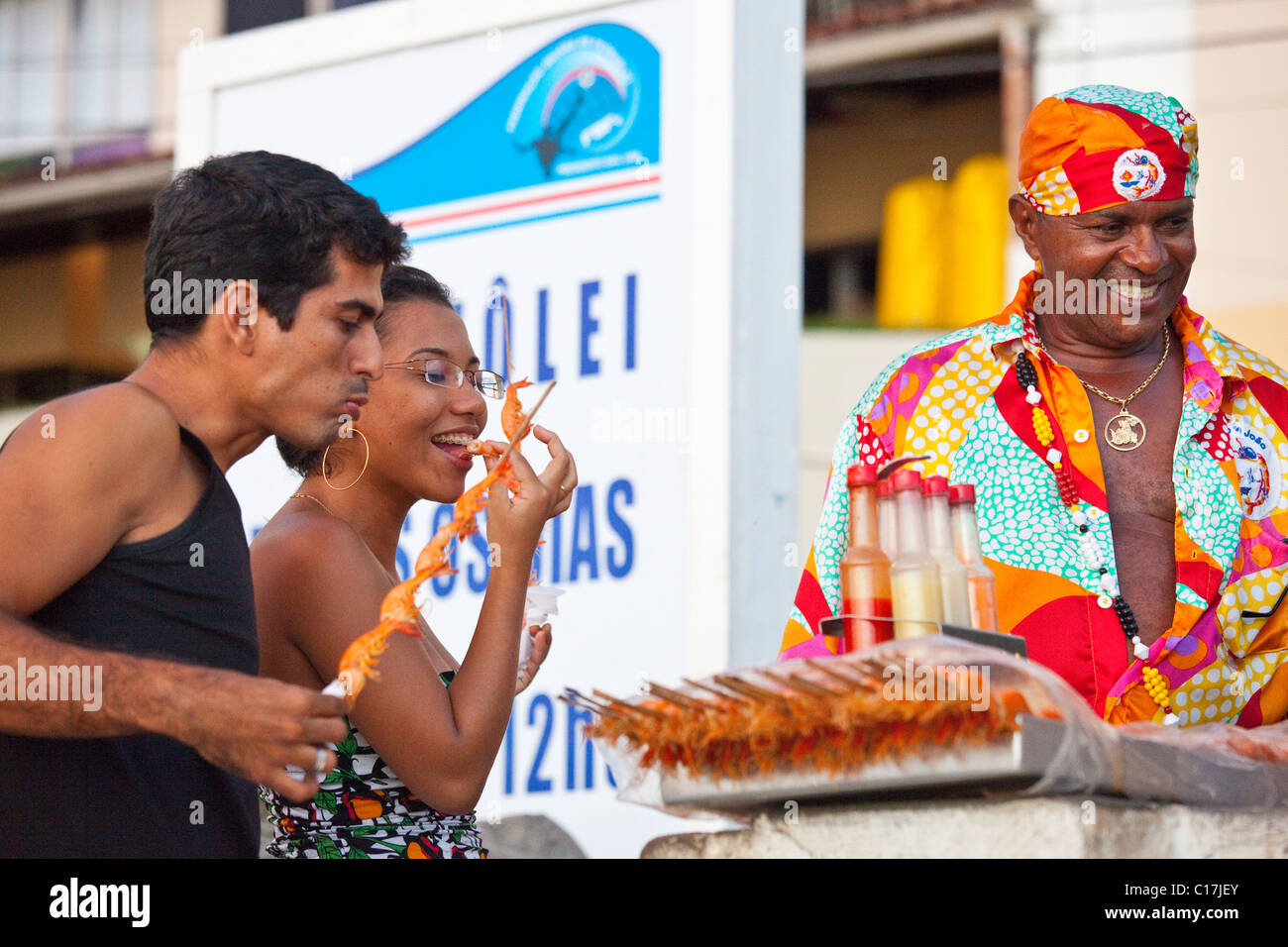 Garnelen Spieße Anbieter am Strand von Barra, Salvador da Bahia, Brasilien Stockfoto