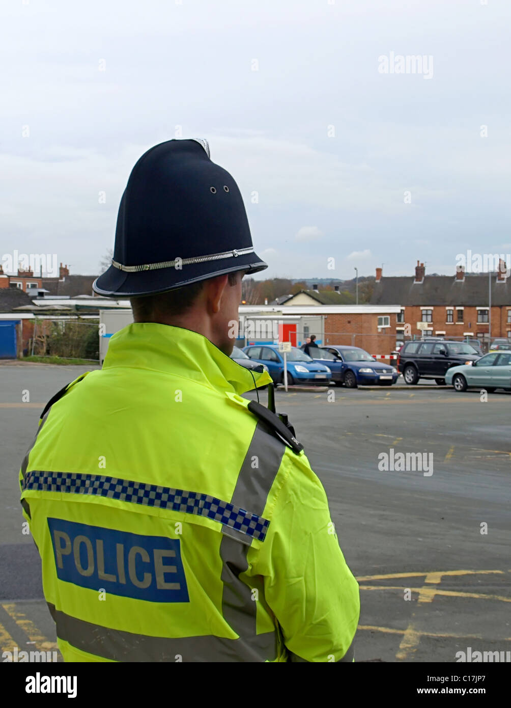 Ein britischer Polizist auf Streife in der Innenstadt Stockfoto