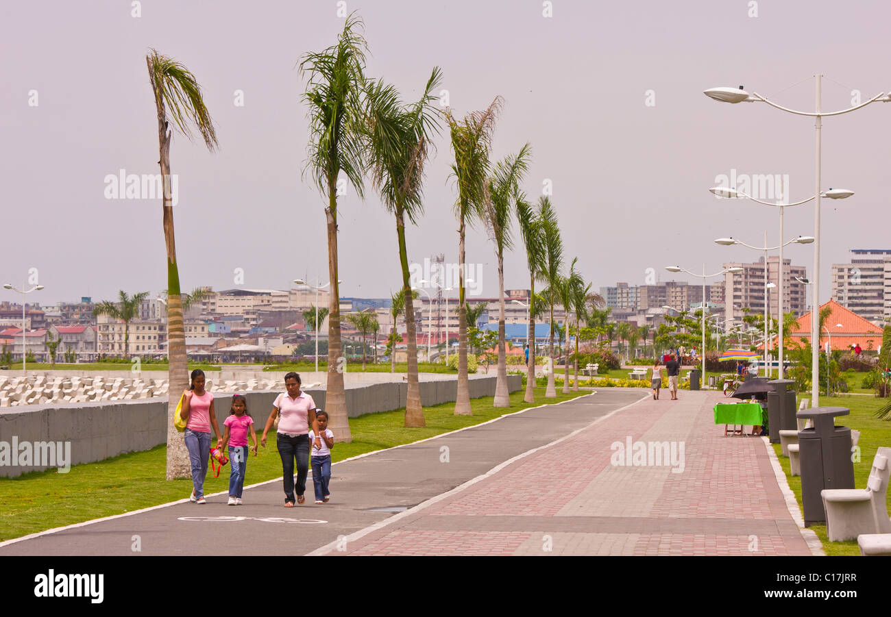 PANAMA CITY, PANAMA - Leute im Park auf Balboa Avenue, an der Bucht von Panama. Stockfoto