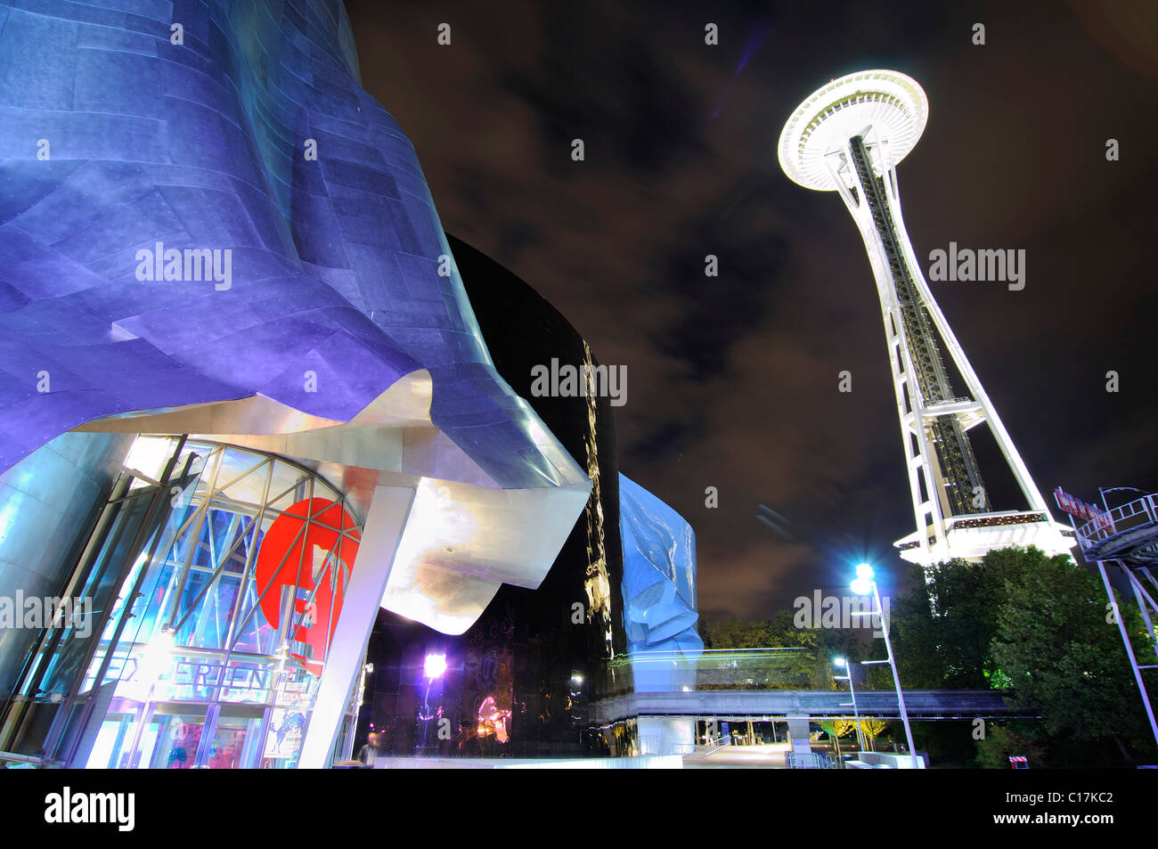 Space Needle neben dem Gebäude des Experience Music Project, EMP, und das Science Fiction Museum, SFM, Seattle center Stockfoto