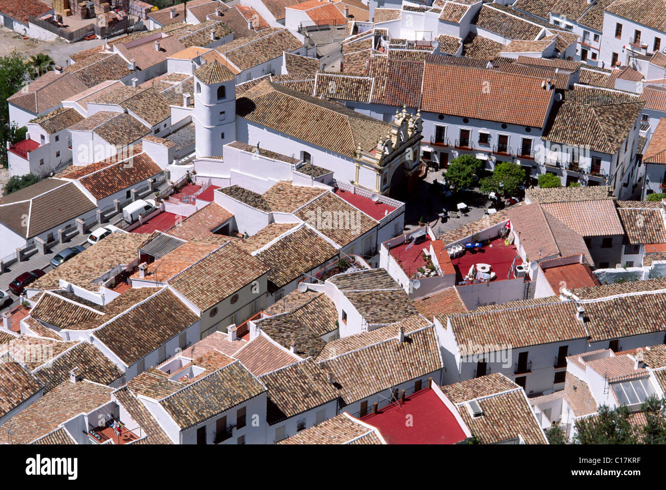 Blick über die Dächer von Zahara De La Sierra, Sierra de Grazalema, Provinz Cádiz, Andalusien, Spanien, Europa Stockfoto