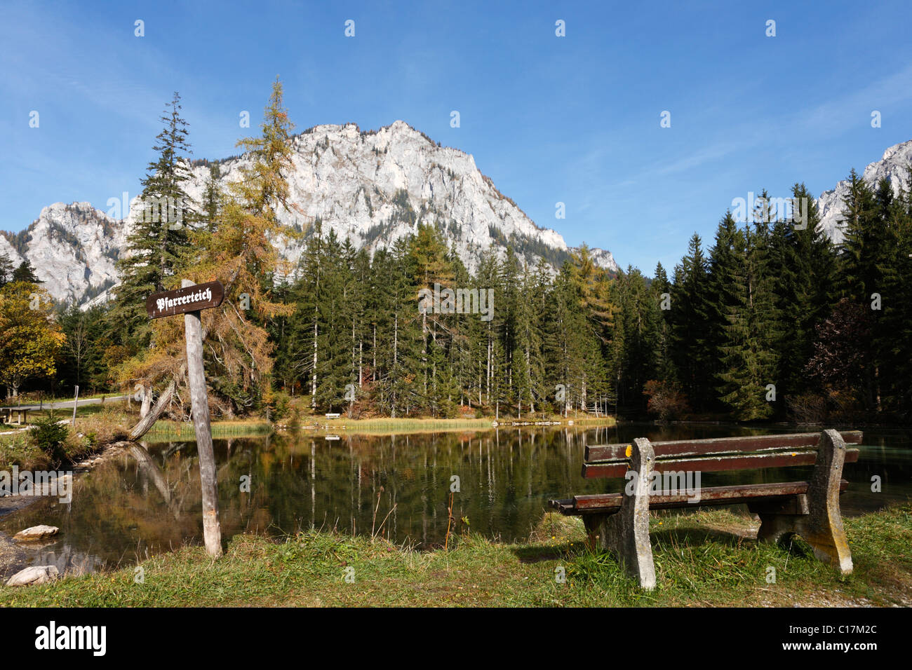 Pfarrerteich Teich mit Mount Pribitz, Tragoesstall Tal, Tragoess, Steiermark, Austria, Europe Stockfoto