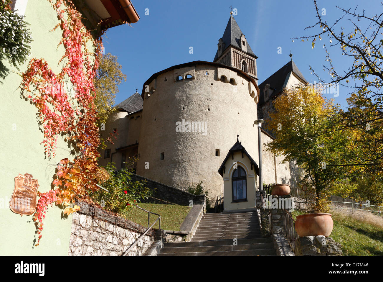 Oswalidikirche Kirche mit Beinhaus in Eisenerz, Steiermark, Österreich, Europa Stockfoto