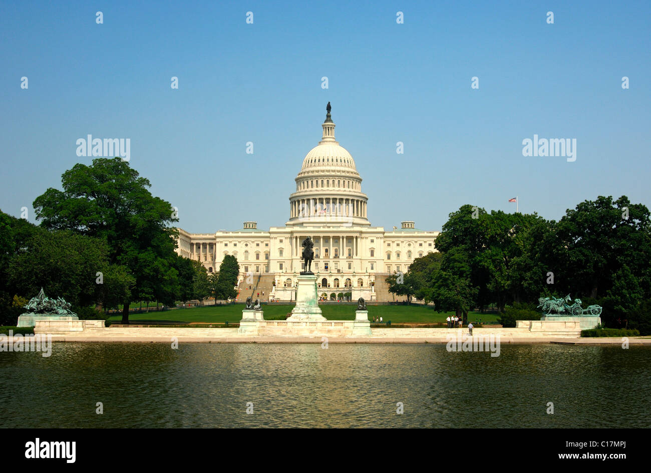 Blick auf die Westwand des United States Capitol mit der zentralen Kuppel, Washington, D.C., USA Stockfoto