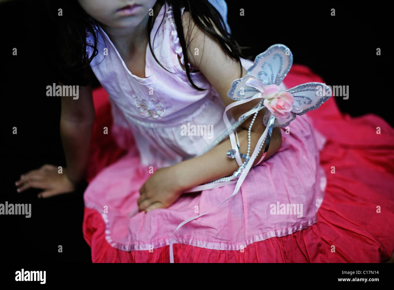 Fünf Jahre altes Mädchen im rosa Kleid mit Zauberstab und Fee Schmetterlingsflügel Stockfoto